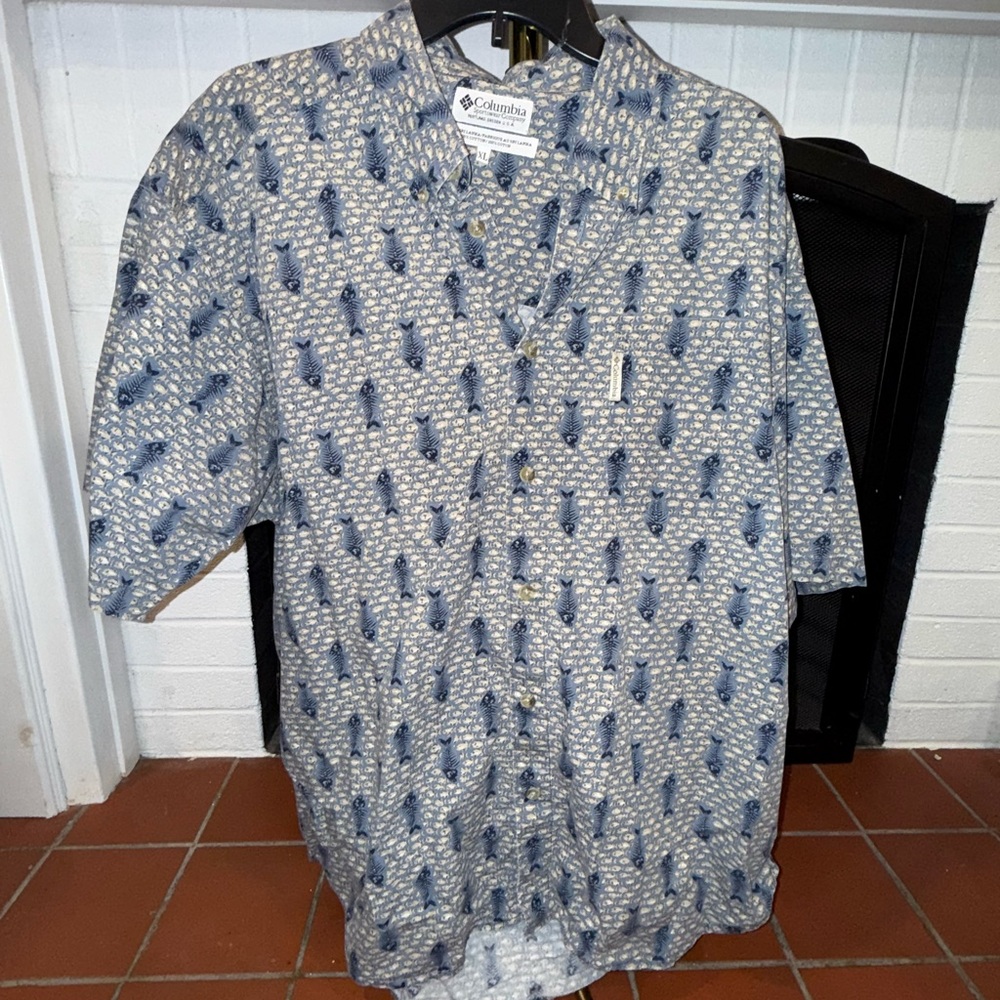 Columbia Men's Casual Shirt with Blue and White Pattern